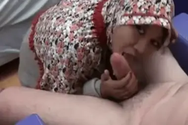 Ukhti Hijab Cantik Isap Batang Pria Sampai Crot