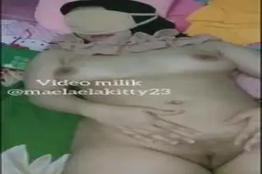 Ukhti Hijab Memek Sempit Pasrah Digenjot Kasur